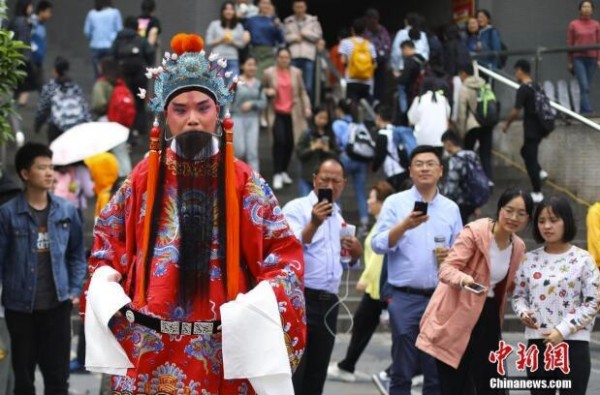 
戏曲进高校玩快闪“圈粉”大学生


