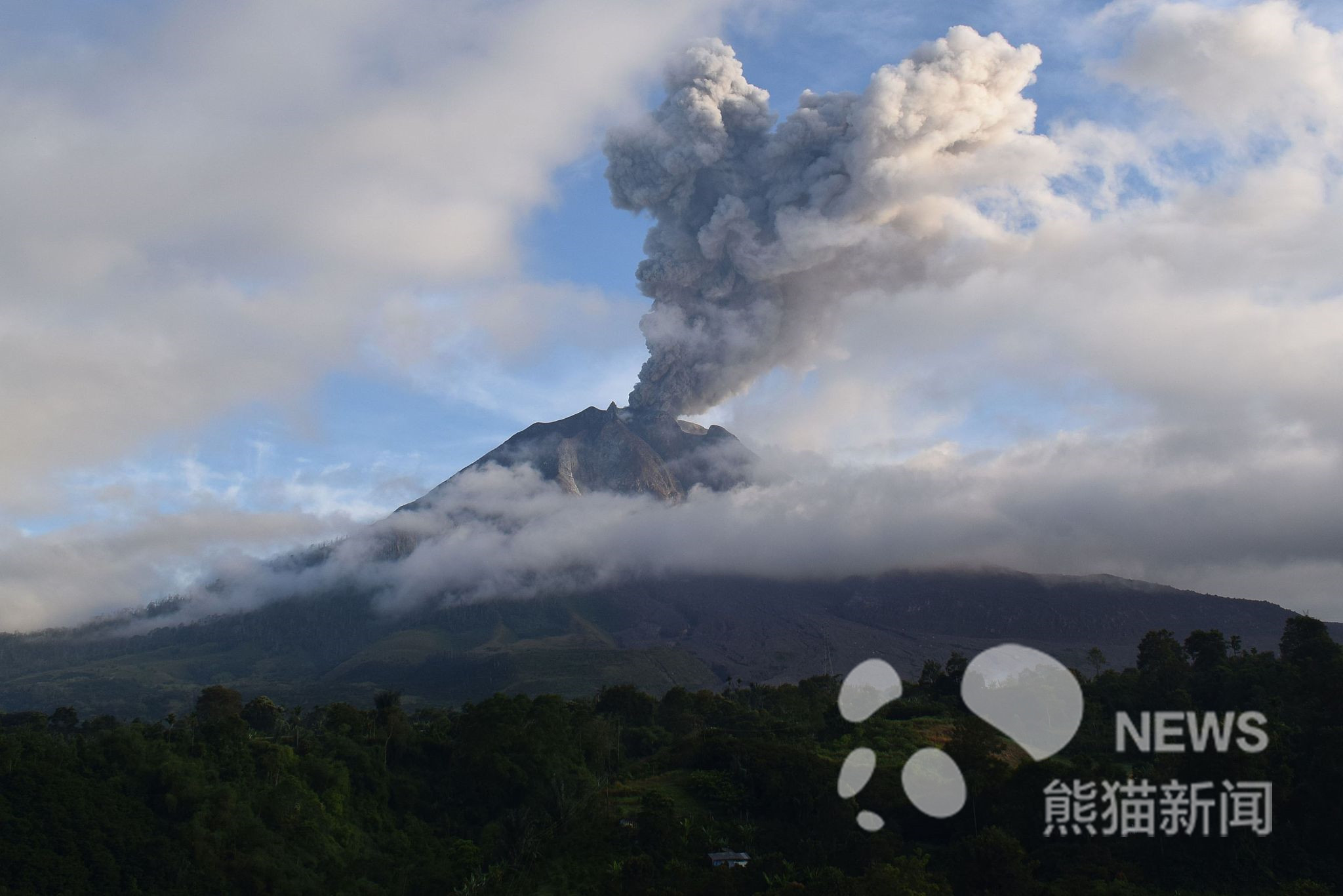 29来源:四川广电 当地时间2019年5月7日,印度尼西亚卡罗,锡纳朋火山