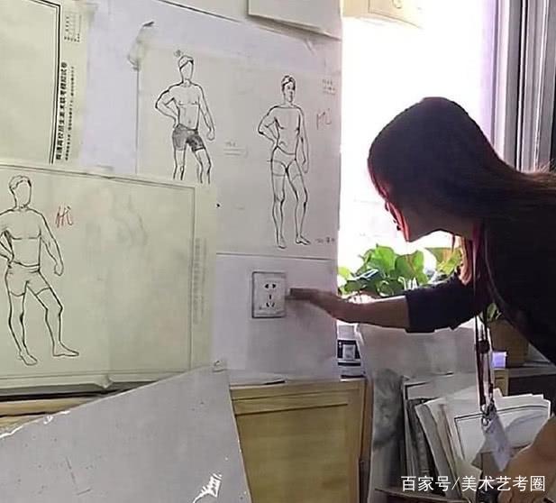 美术生又皮了,在墙上画"插销"以假乱真,老师插半天都没插上!