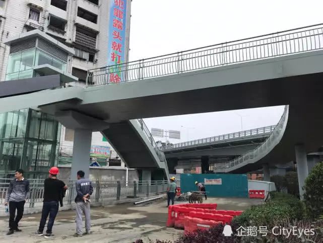 图为横跨延安路的凤新快线高架桥下的人行天桥