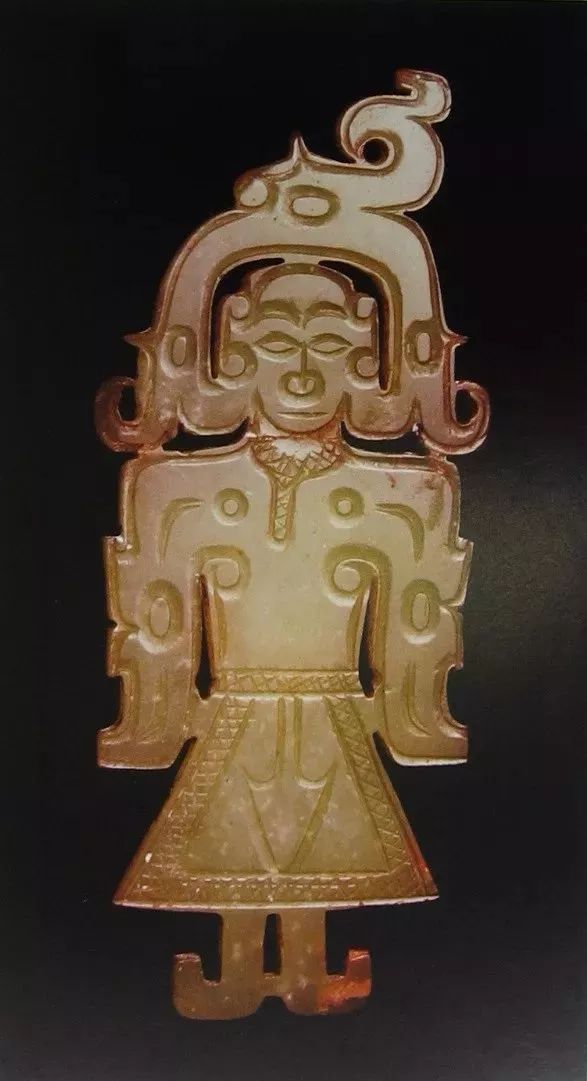 西周人形玉饰,用了很多一面坡阴线勾勒轮廓