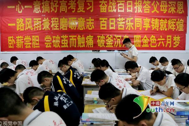 
“衡水考生备战冲刺高考3人合吃一碗饭仅为省时间”越努力越幸运


