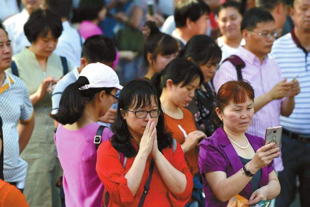 
原创
高考人数突破一千万，学生和家长忧心忡忡，中学老师却说是好事


