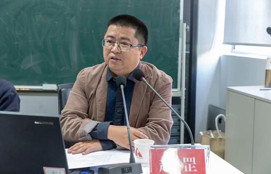 苏州工艺美术职业技术学院手工艺术学院院长赵罡主持开班仪式