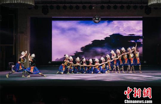 
湖北省特教学校学生艺术汇演展残疾人艺术才华


