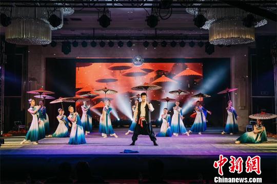 
湖北省特教学校学生艺术汇演展残疾人艺术才华


