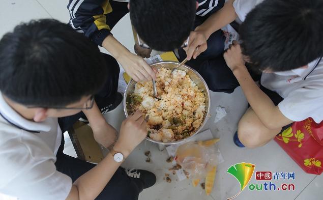 
“衡水考生备战冲刺高考3人合吃一碗饭仅为省时间”越努力越幸运


