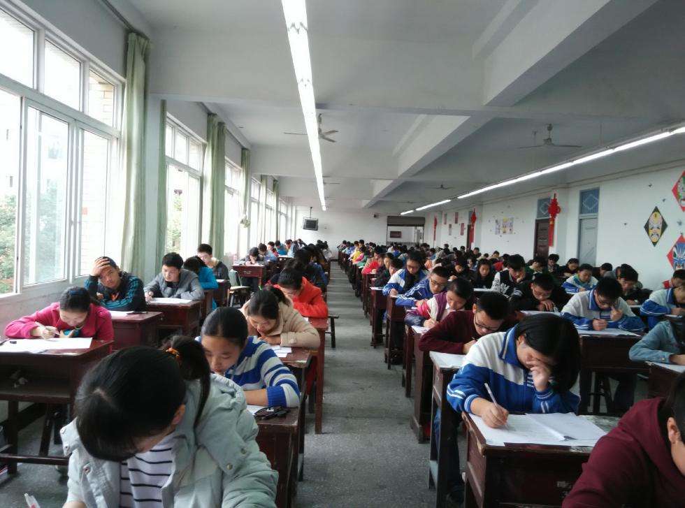 
原创
高考人数突破一千万，学生和家长忧心忡忡，中学老师却说是好事


