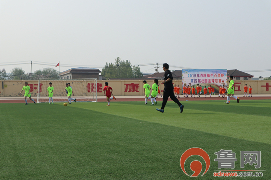 
白塔镇中心学校：校园足球联赛火热开赛


