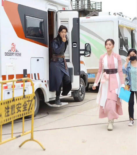 吴宣仪古装仙女本人,可无意出镜的肖战太抢镜,哥哥抹嘴唇真要命
