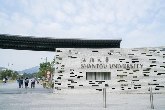 
广东各大学校门口大对比！没有对比就没有伤害！


