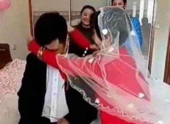 小伙娶年近半百的“女友”，当瞧见女方嫁妆，旁人幡然醒悟