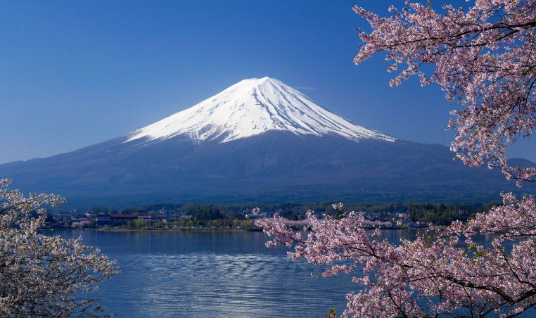 日本国位于东亚、国名意为“日出之国”，领土由北海道、本州、四国、