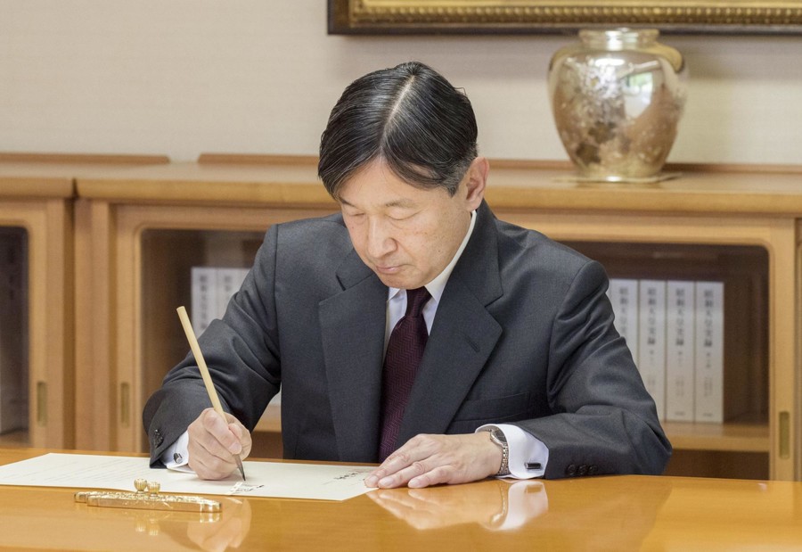 日本新天皇德仁办公照首次公开：穿西服写毛笔字