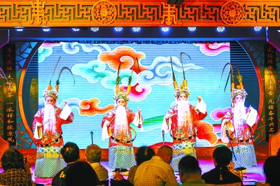 
东城小学生登台唱京剧


