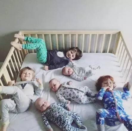                    生了3个儿子，又生了3胞胎，这位辣妈和她的6个娃攻陷了朋友圈