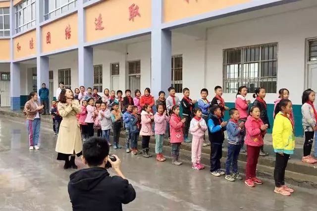 
甘肃印发《通知》乡村走教教师每人每月按不低于300发放交通补助


