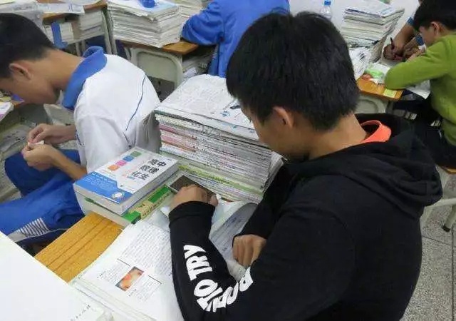 
学生上课迟到，老师怒砸其手机，学生哭诉：手机是我打工赚钱买的


