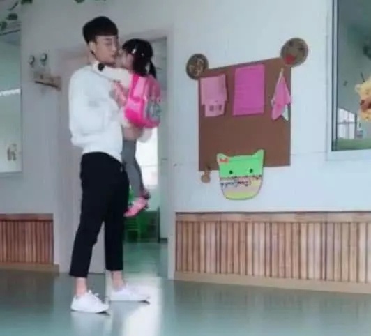                     相差17岁的哥哥去幼儿园接妹妹，动作太暖心了，网友：好羡慕啊