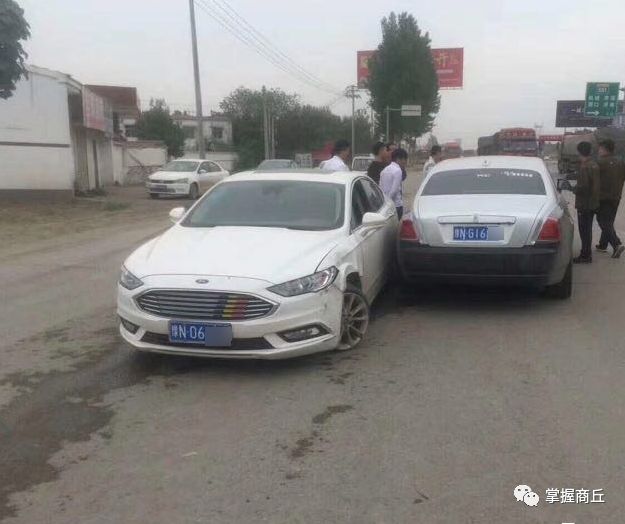 商丘天价车祸!一轿车撞上劳斯莱斯!网友:这下赔大了!