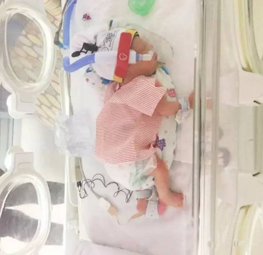                     生了3个儿子，又生了3胞胎，这位辣妈和她的6个娃攻陷了朋友圈