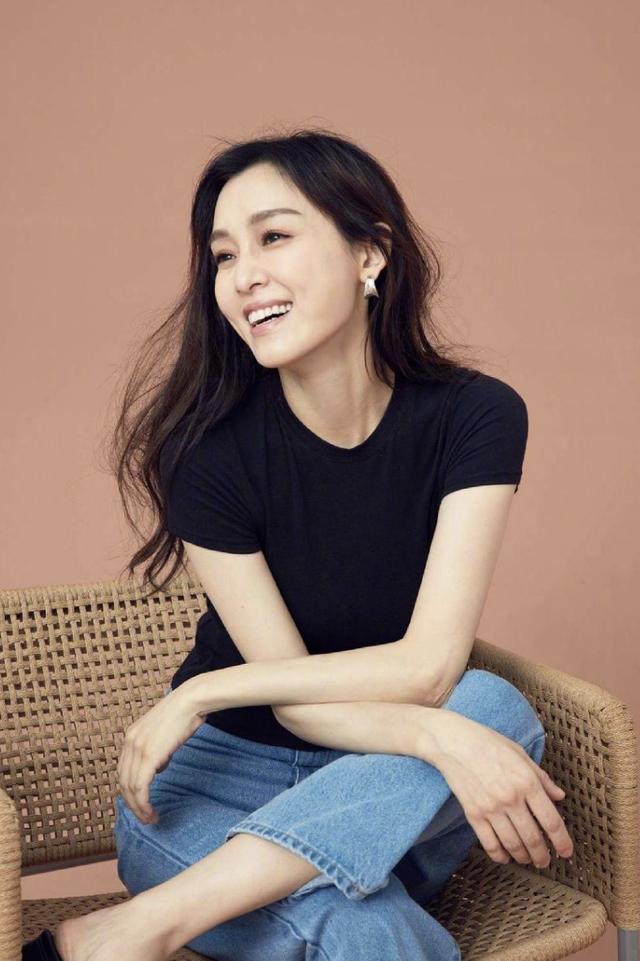 
原创
范玮琪深夜发文回应假学历指控，冷嘲热讽让她很难过


