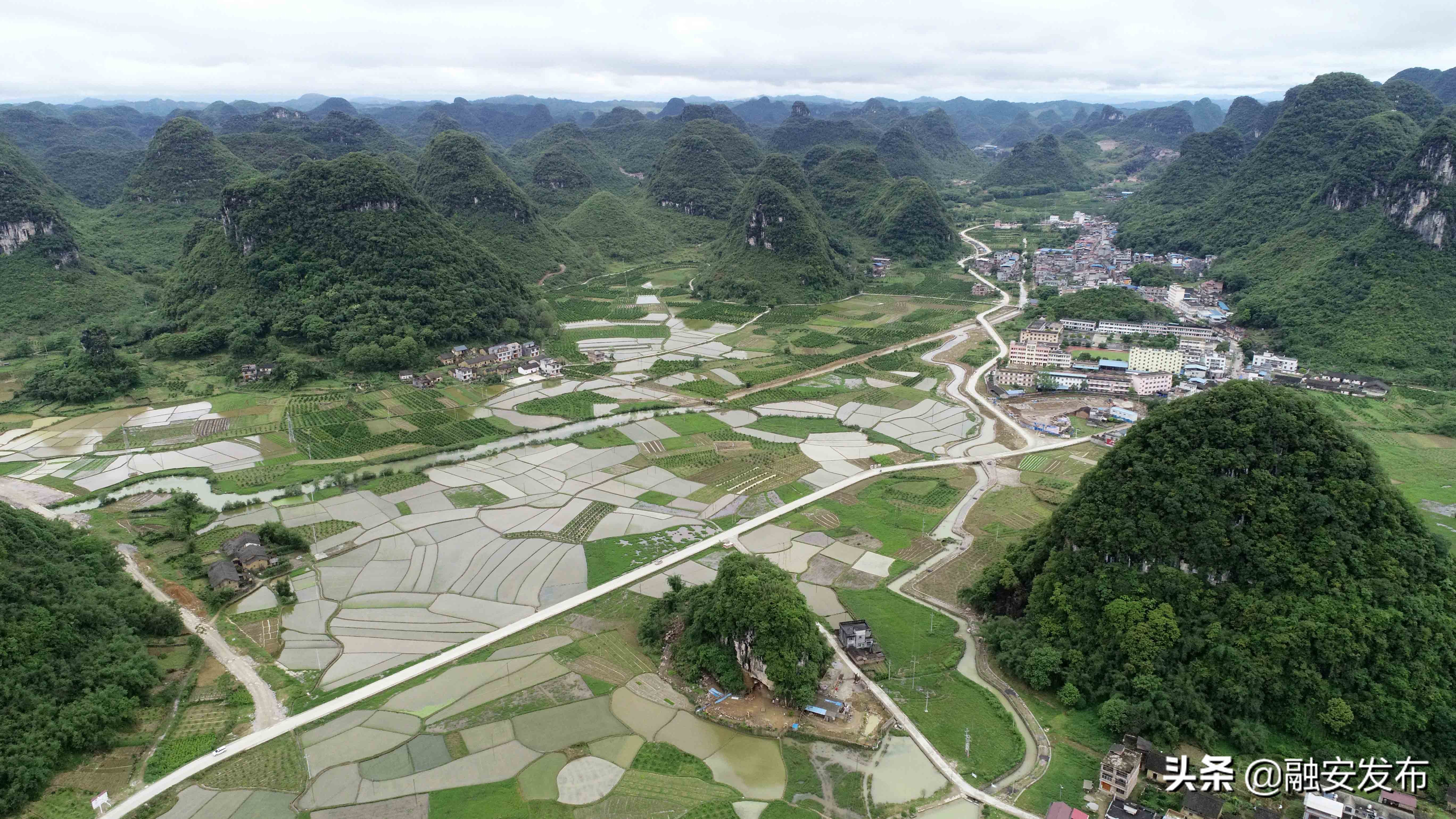 1/ 12 5月8日,在广西柳州市融安县泗顶镇儒南村拍摄的山村美景.