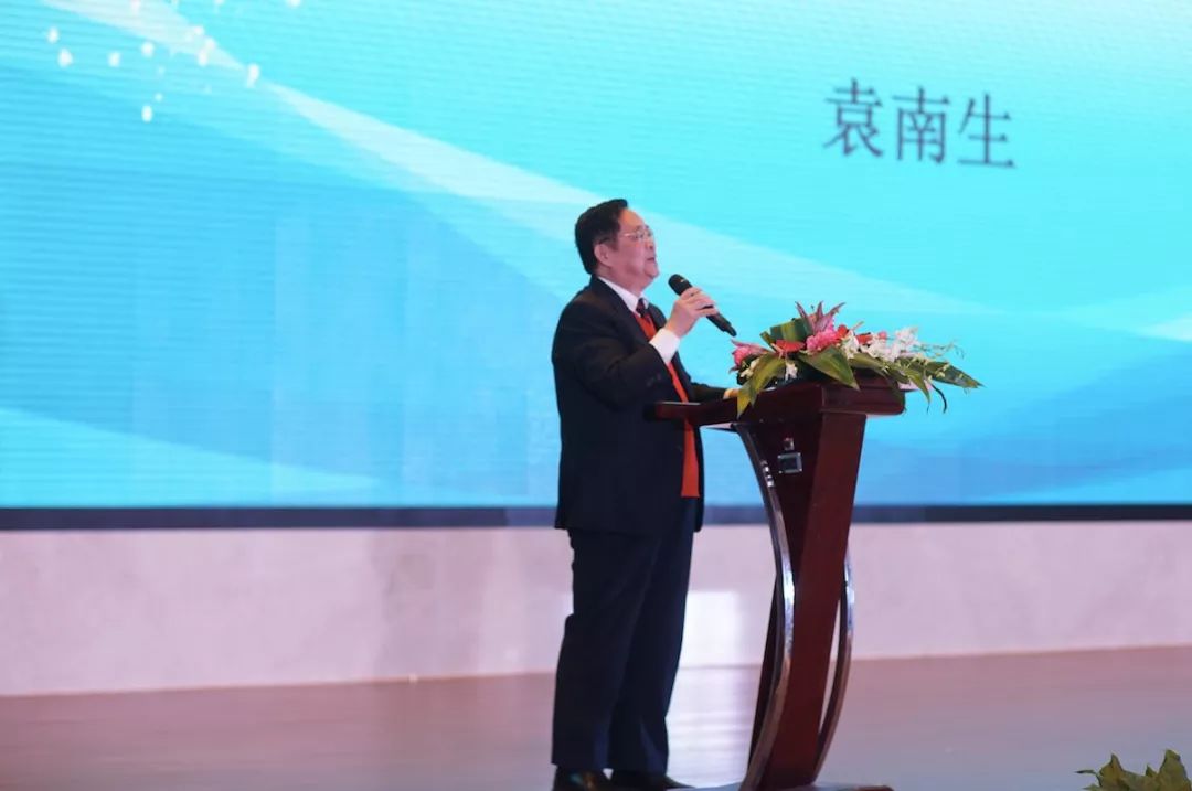 袁南生: 博士,教授,高级经济师;曾任外交学院党委书记,常务副院长;曾