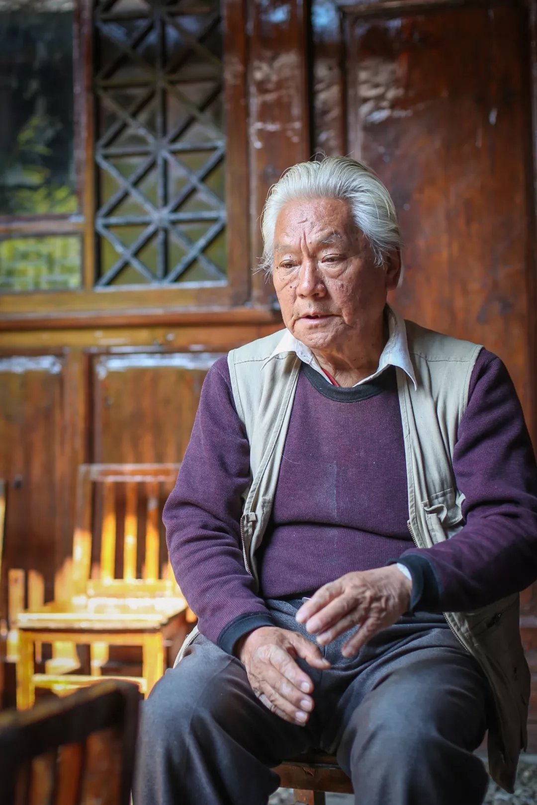 
这位纳若是“烤烟书记”，是“农民教授”，学生爱他却递辞退书


