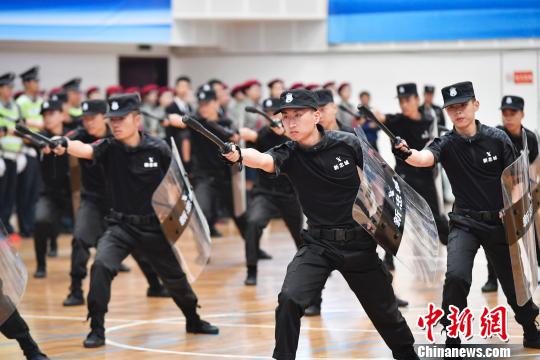 警棍盾牌操表演 安源 摄