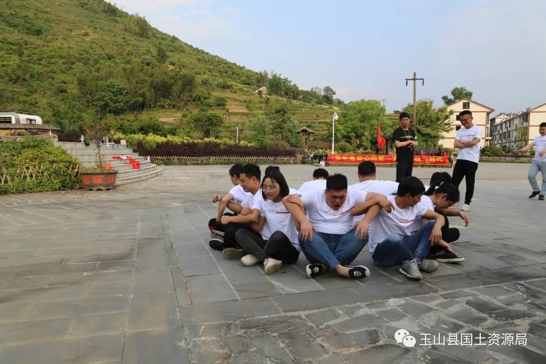 青春万岁猜成语_青春万岁图片(2)