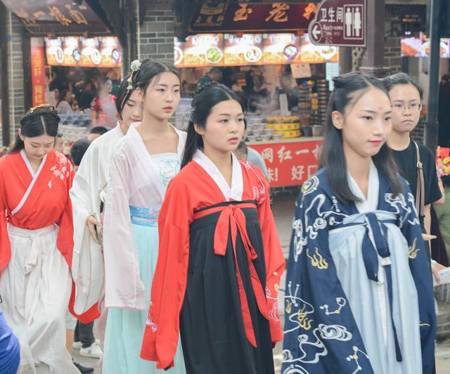 
黄龙溪惊现古典美人高颜值小姐姐原来竟是准空姐



