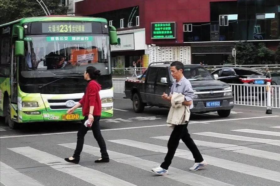 出租车与城市人口比例_出租车卡通图片(2)