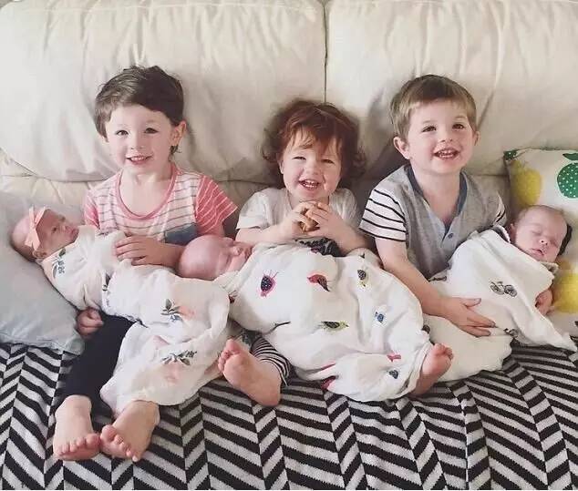                     生了3个儿子，又生了3胞胎，这位辣妈和她的6个娃攻陷了朋友圈