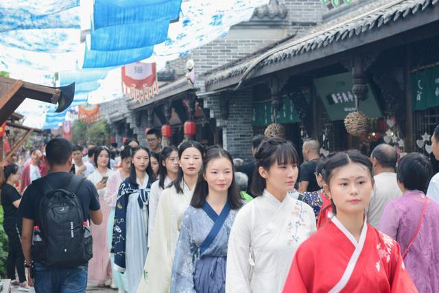 
黄龙溪惊现古典美人高颜值小姐姐原来竟是准空姐


