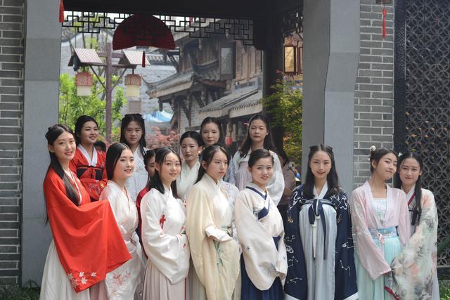 
黄龙溪惊现古典美人高颜值小姐姐原来竟是准空姐


