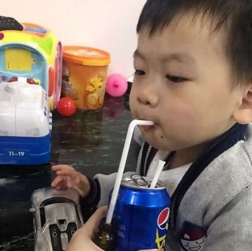                     呆萌宝宝中了妈妈“喂药”的招数，以为是饮料狂吸不止！