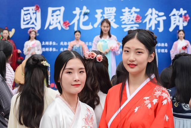 
黄龙溪惊现古典美人高颜值小姐姐原来竟是准空姐


