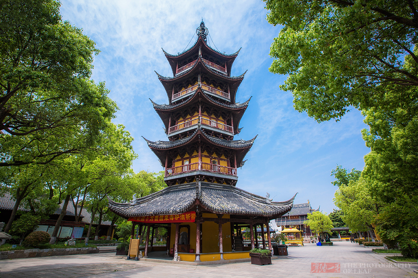 此塔因刘备夫人在此望夫得名，后屡毁屡建，现成为当地标志性建筑