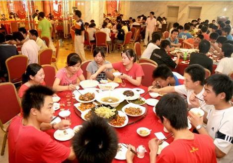 
高考分数下来后，竟有20多人给她送东西，直接把她给吓着了！


