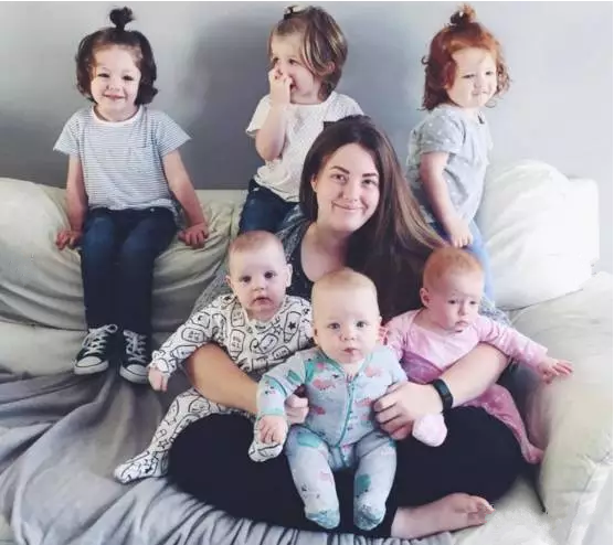                     生了3个儿子，又生了3胞胎，这位辣妈和她的6个娃攻陷了朋友圈