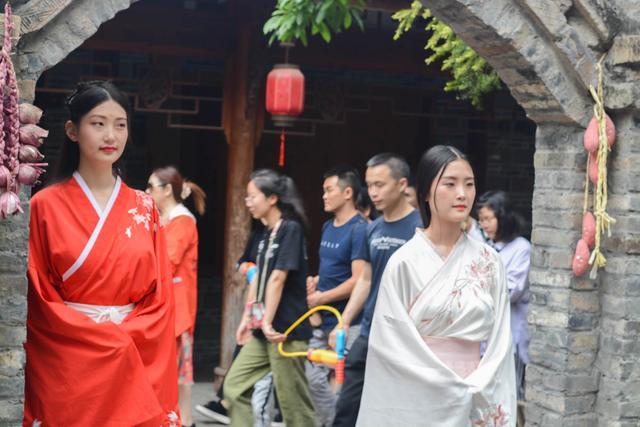 
黄龙溪惊现古典美人高颜值小姐姐原来竟是准空姐


