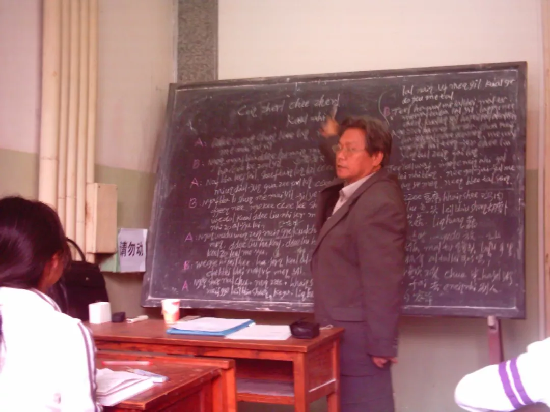 
这位纳若是“烤烟书记”，是“农民教授”，学生爱他却递辞退书


