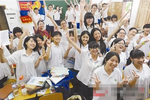 
高考分数下来后，竟有20多人给她送东西，直接把她给吓着了！



