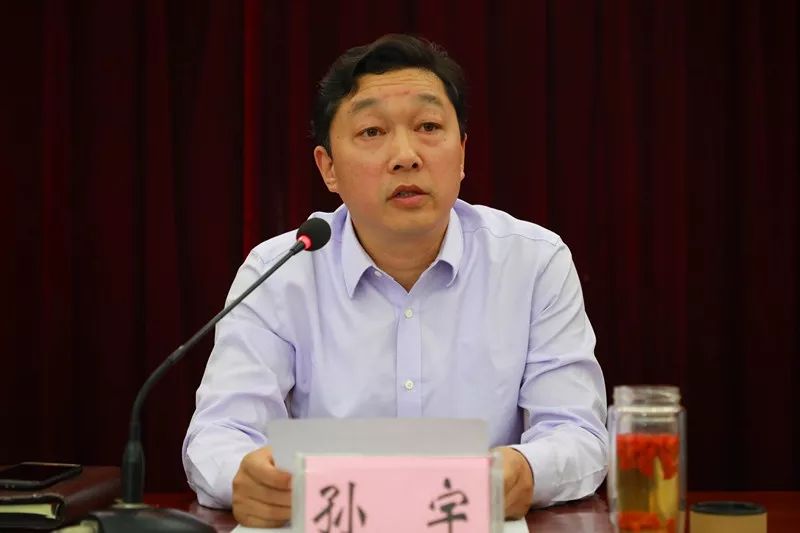 动员会上,该镇人大副主席孙宇代表镇人民政府报告了全镇"一法一条例"