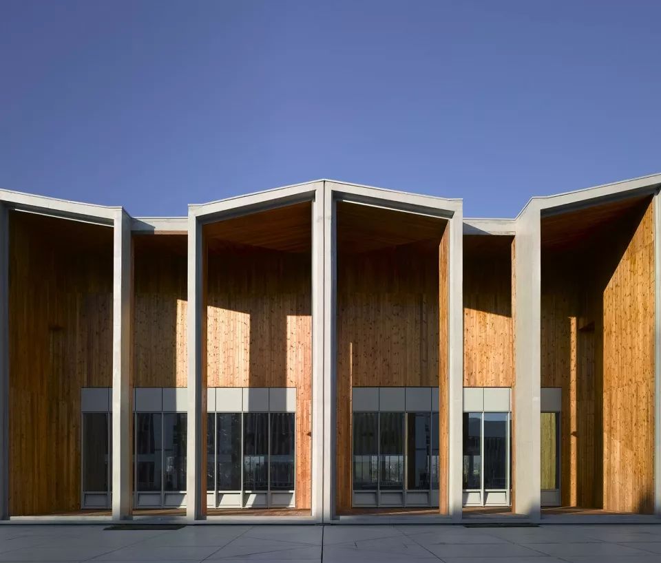 怎么上学校的房顶 7bc7cb1776e24d578a32723a4442b437.jpeg