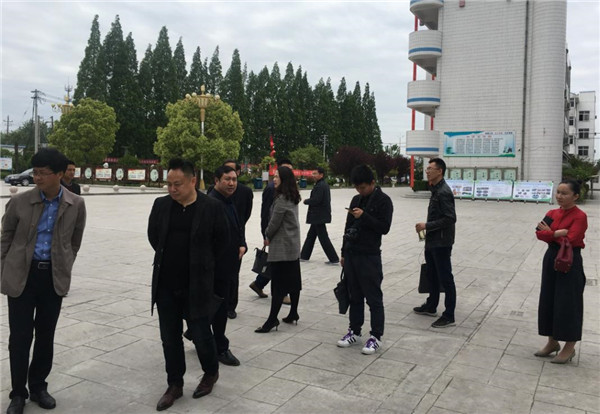 
借“媒体网友进校园”之东风展车中艺体特色教育成果


