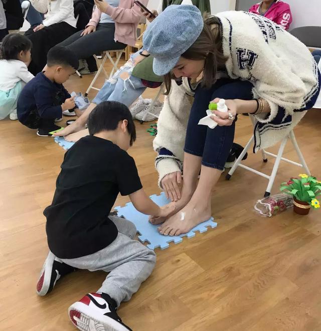 原创 陈若仪小儿子跪地为她按摩