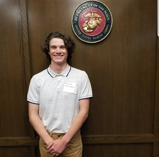 本周就要毕业,却为阻止枪手牺牲
本周就要毕业,却为阻止枪手牺牲