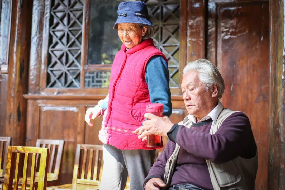 
这位纳若是“烤烟书记”，是“农民教授”，学生爱他却递辞退书


